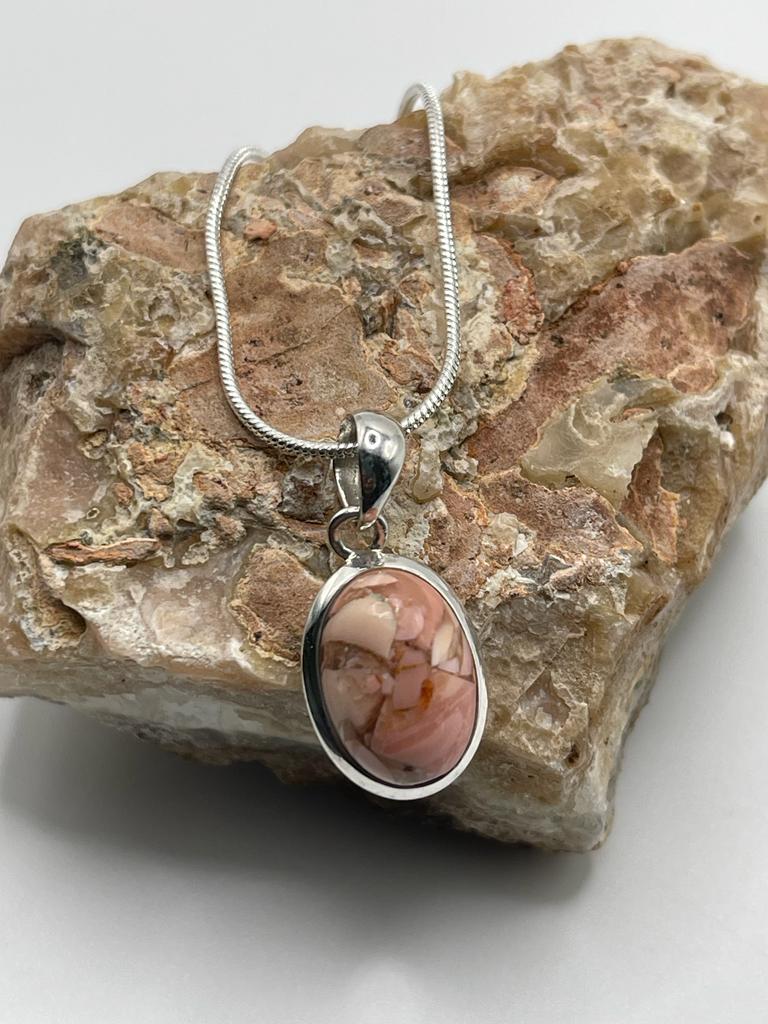Agate Necklace - Set in 925 Sterling Silver.